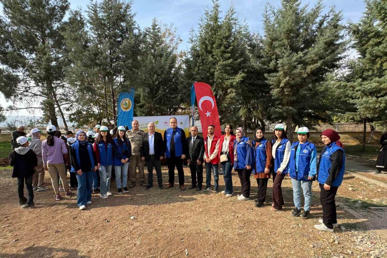 Gaziantep'in Araban ilçesinde 11 Ekim Milli Ağaçlandırma Günü kapsamında Cumhuriyet'in