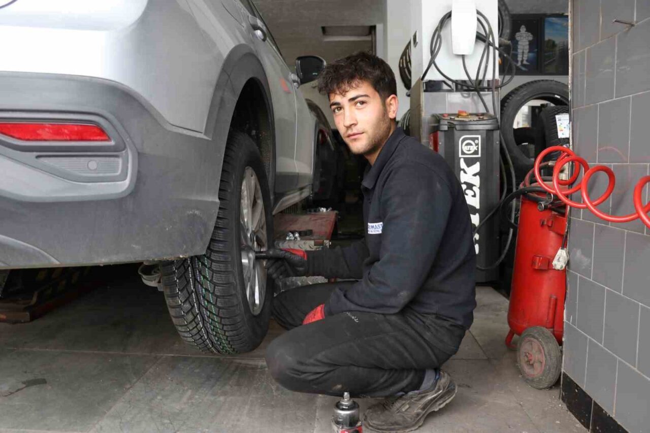 Yurt genelinde hava sıcaklıklarının düşmesiyle lastikçilerde yoğunluk arttı. Sivas'ta Halil
