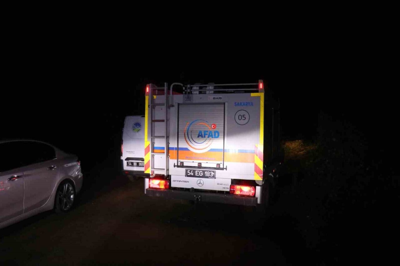 Sakarya'nın Serdivan ilçesinde kaybolan 30 yaşındaki Ümit Kiraz, aracının yanıındaki