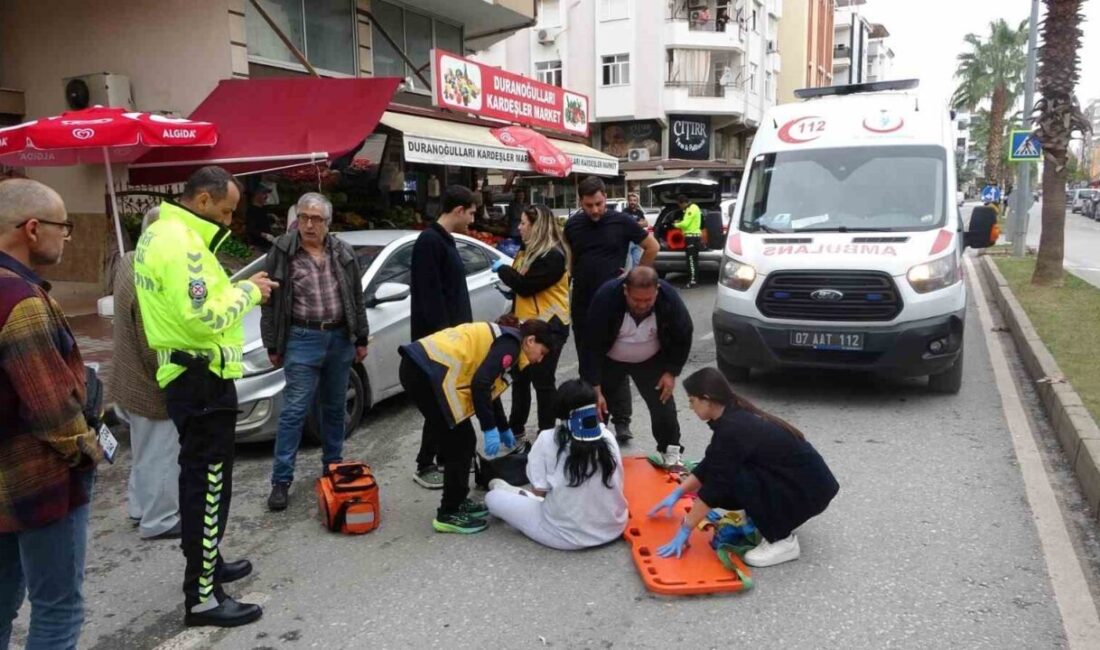Manavgat’ta Park Halindeki Aracın Kapısına Çarpan Motosiklet Kazasında İki Kişi Yaralandı Antalya'nın Manavgat ilçesinde Buse A. yönetimindeki motosiklet, park halindeki Mustafa