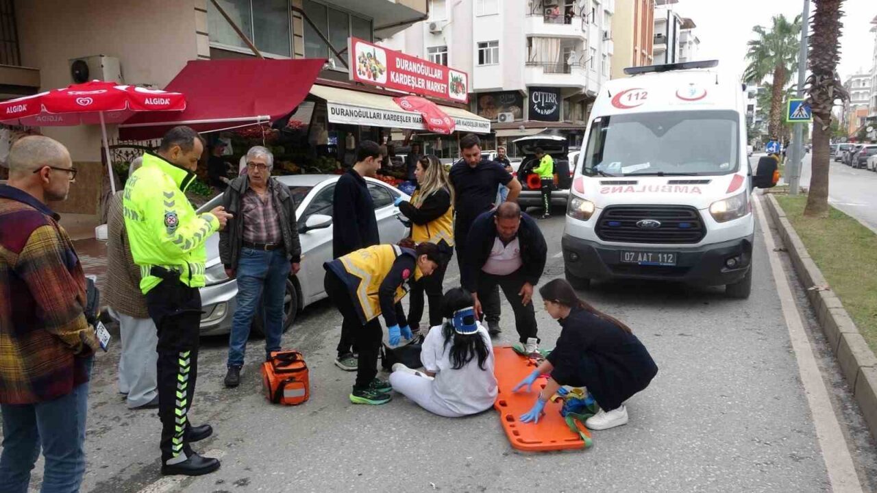 Manavgat’ta Park Halindeki Aracın Kapısına Çarpan Motosiklet Kazasında İki Kişi Yaralandı