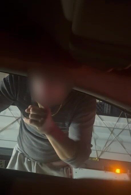 Antalya'da trafik kuralına uymayan 2 kişi, araç sürücüsünün önünü kesip