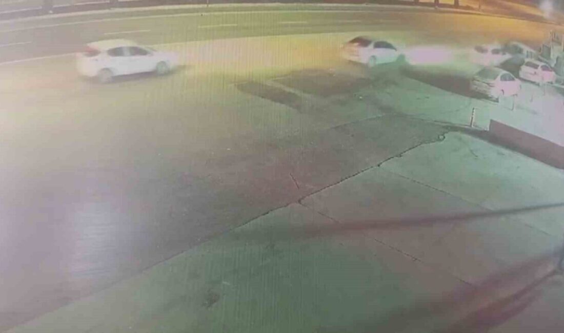 Hatay’da sağdan geçmeye çalışan otomobil, 2 araca ve iş makinesine çarparak kaza yaptı Hatay'ın Antakya ilçesinde bir otomobil sürücüsü, önündeki aracı sağdan geçmeye