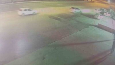 Hatay'ın Antakya ilçesinde bir otomobil sürücüsü, önündeki aracı sağdan geçmeye