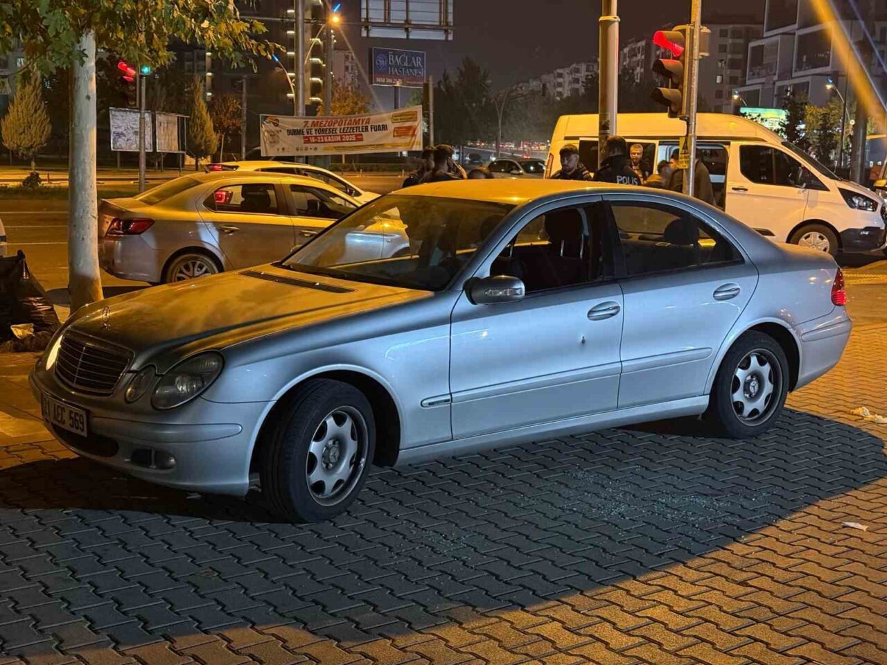 Diyarbakır'ın Bağlar ilçesinde, otomobiline binerken silahlı saldırıya uğrayan 48 yaşındaki