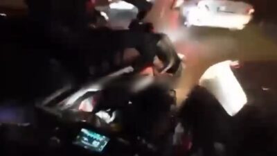 Bursa'nın Osmangazi ilçesinde, bir motosiklet sürücüsü, duraklayan araçların arasından geçerken