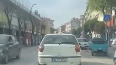 Bolu'da seyir hâlindeki bir otomobilden reklam broşürü atan sürücüye, çevreyi