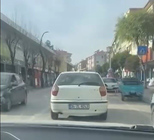 Bolu’da Araç İçinden Broşür Atarak Çevreyi Kirleten Şahsa Cezai İşlem Uygulandı Bolu'da seyir hâlindeki bir otomobilden reklam broşürü atan sürücüye, çevreyi