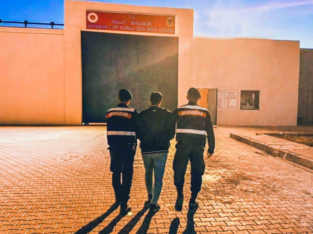 Adıyaman'da jandarma ekipleri, aranan 3 kişiyi yakaladı. Kahta'da hırsızlık suçundan