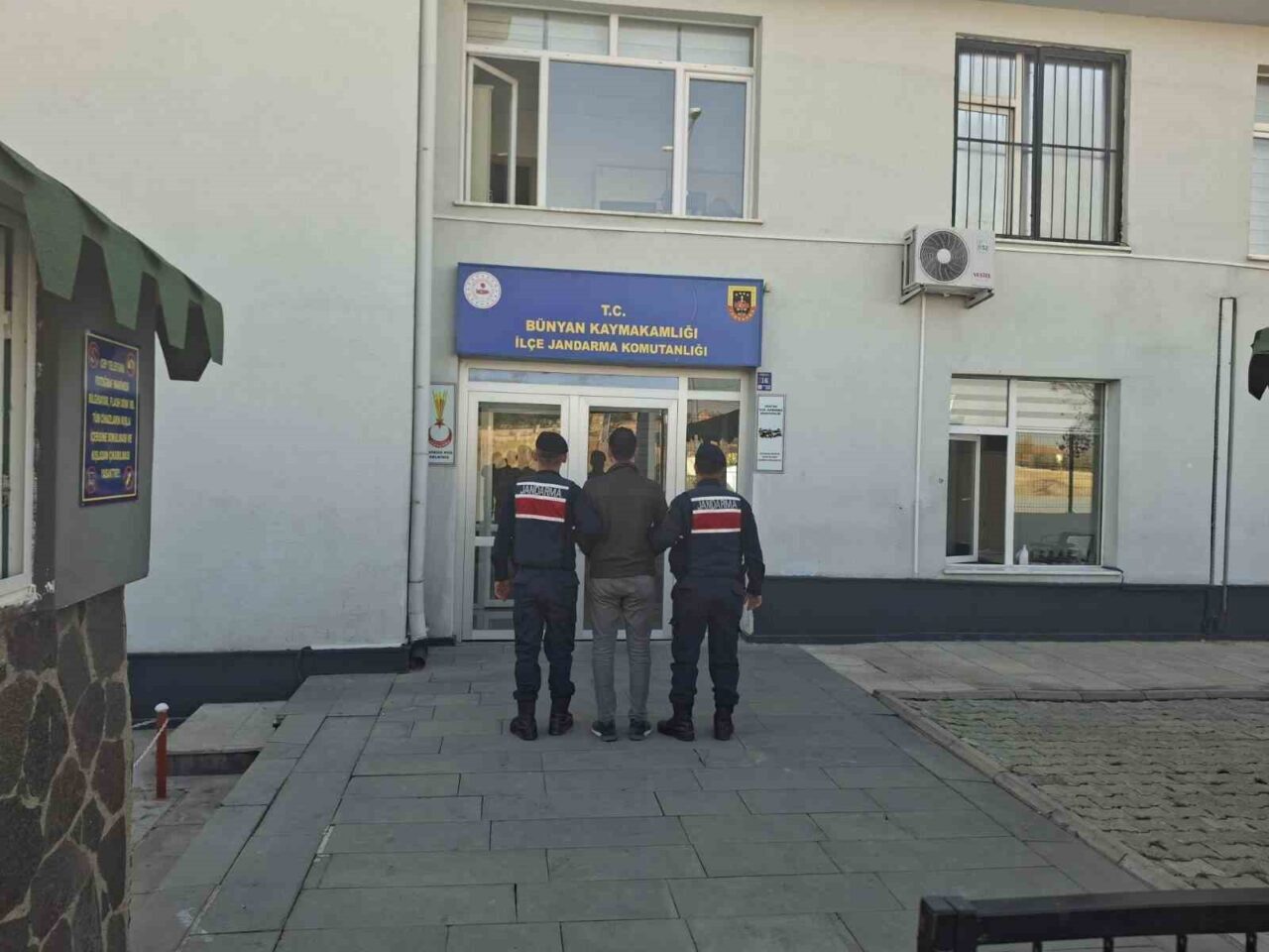 Kayseri'de jandarma ekipleri, FETÖ terör örgütüne üye olma suçlamasıyla aranan