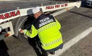 Ardahan'da jandarma trafik ekipleri, ticari araçlarda kış lastiği denetimi yaptı.