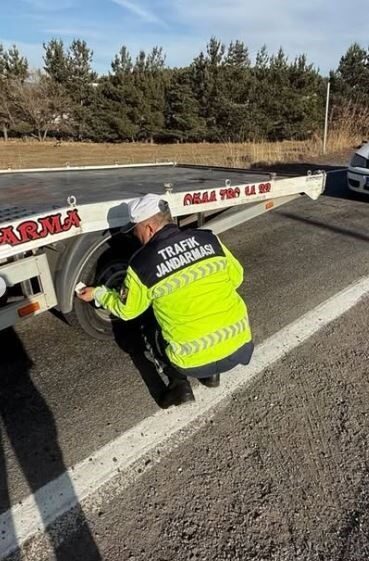 Ardahan'da jandarma trafik ekipleri, ticari araçlarda kış lastiği denetimi yaptı.