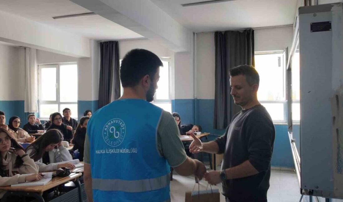 Arnavutköy Belediyesi, 24 Kasım Öğretmenler Günü’nde ilçedeki okulları ziyaret ederek