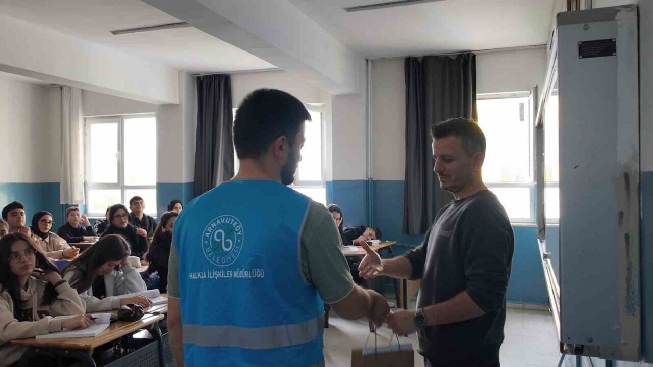 Arnavutköy Belediyesi, 24 Kasım Öğretmenler Günü’nde ilçedeki okulları ziyaret ederek