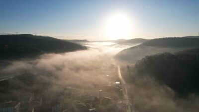 İstanbul'un Arnavutköy ilçesindeki tarihi Boğazköy Mahallesi, yoğun sis nedeniyle masalsı