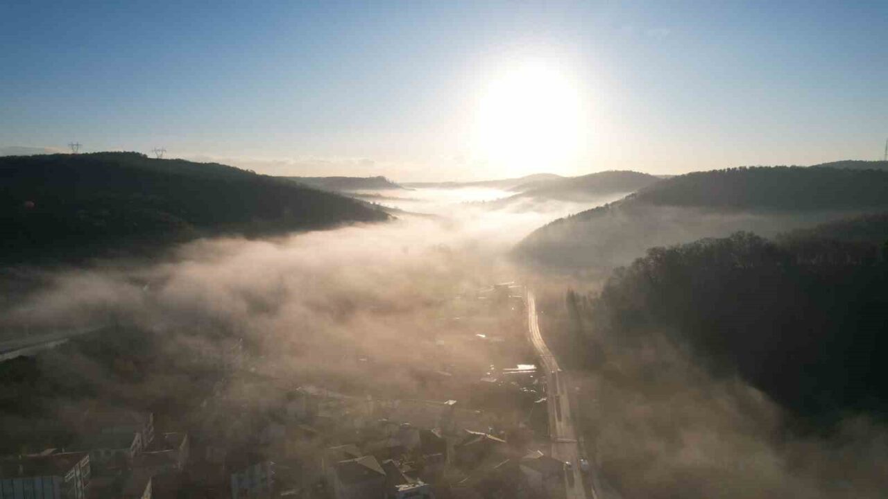 İstanbul'un Arnavutköy ilçesindeki tarihi Boğazköy Mahallesi, yoğun sis nedeniyle masalsı
