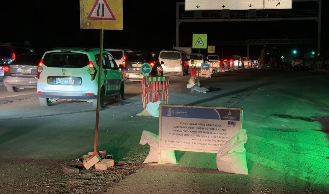 Arnavutköy'de İSKİ'nin yol çalışması nedeniyle Eski Edirne Asfaltı Caddesi'nde kapanan