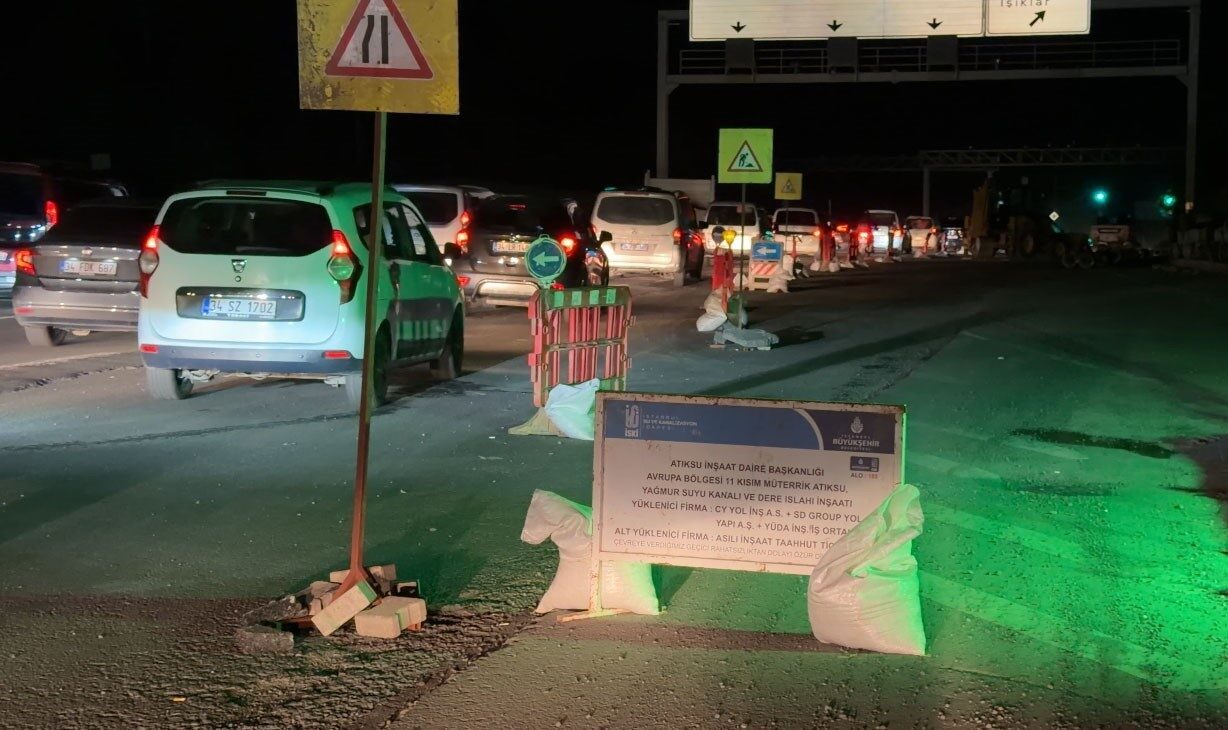 Arnavutköy'de İSKİ'nin yol çalışması nedeniyle Eski Edirne Asfaltı Caddesi'nde kapanan