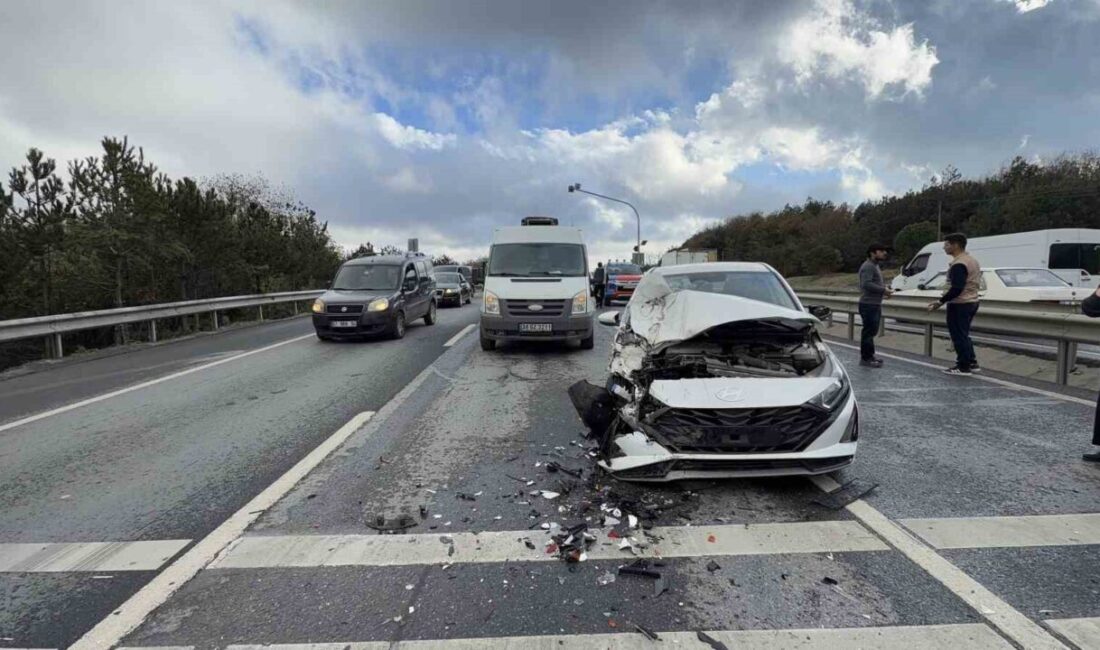 Arnavutköy’de Trafik Kazası: 1 Yaralı, Uzun Araç Kuyruğu Oluştu İstanbul'un Arnavutköy ilçesinde üç aracın karıştığı zincirleme kazada, 34 MVG