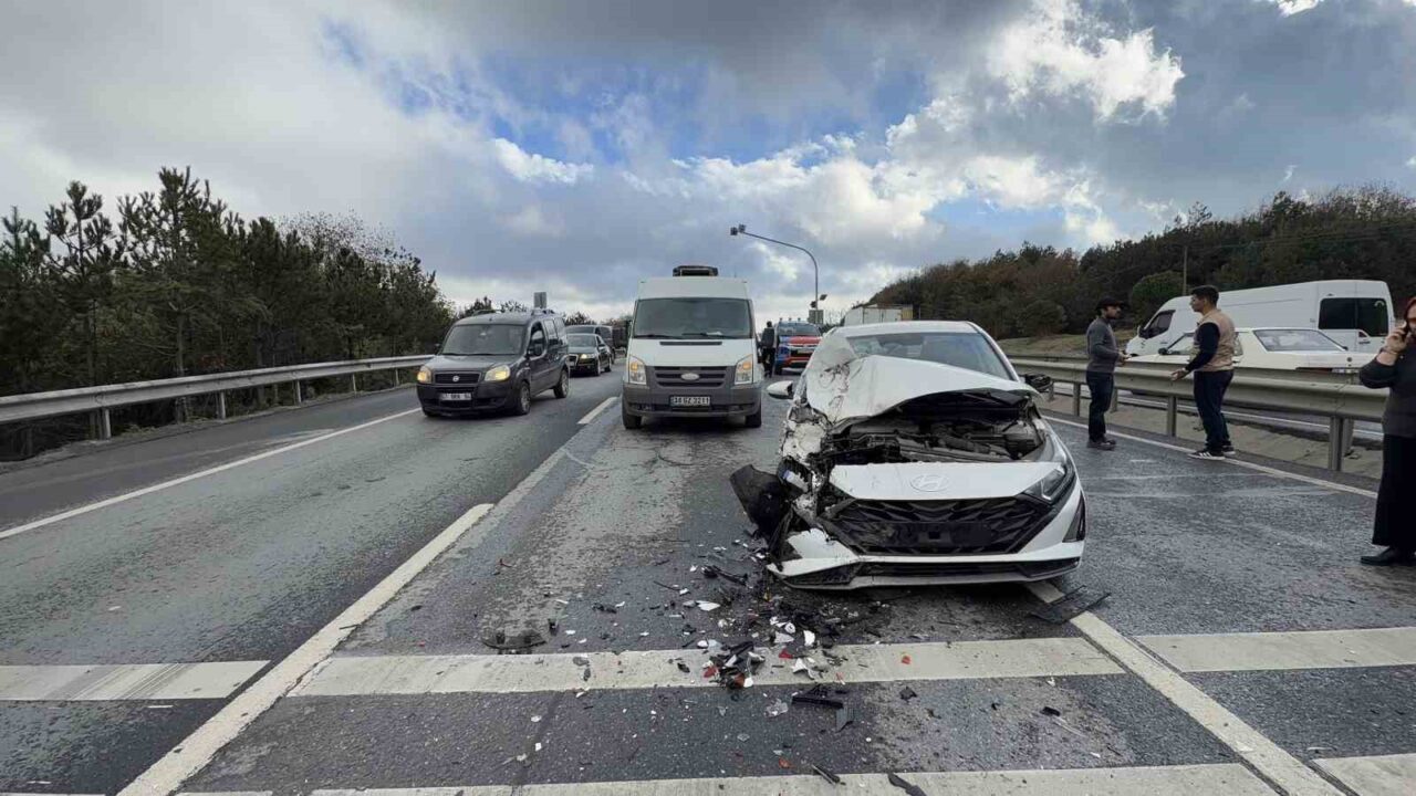 İstanbul'un Arnavutköy ilçesinde üç aracın karıştığı zincirleme kazada, 34 MVG