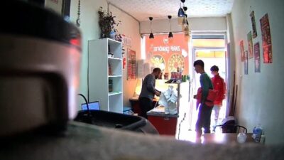 İstanbul Arnavutköy'de, iki genç, bir çiğköftecide sipariş ettikleri yiyecek ve