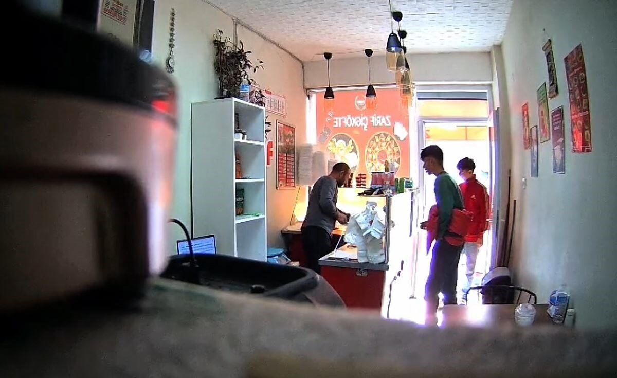 İstanbul Arnavutköy'de, iki genç, bir çiğköftecide sipariş ettikleri yiyecek ve