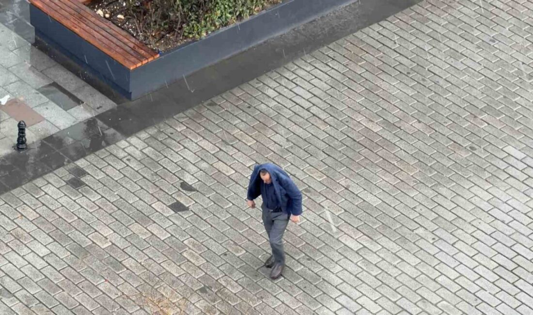 İstanbul Arnavutköy'de aniden bastıran dolu, vatandaşların zor anlar yaşamasına neden