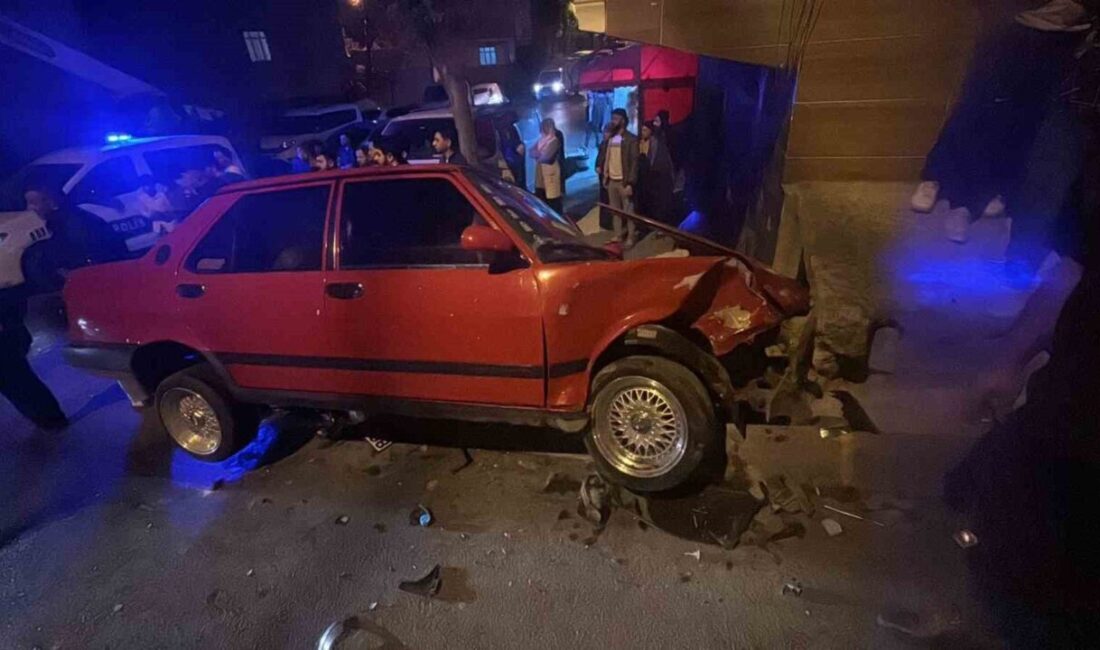 İstanbul'un Arnavutköy ilçesinde, polisin dur ihtarına uymayan ehliyetsiz sürücü, kovalamaca