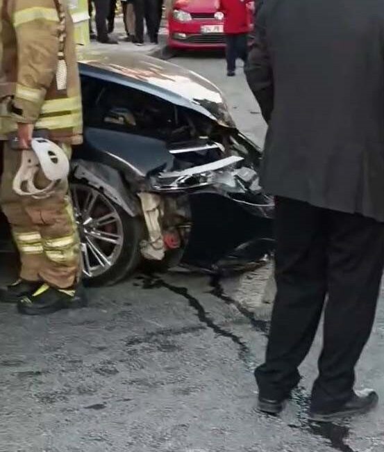 Arnavutköy’de Trafik Kazasında Bir Kişi Ağır Yaralandı: Olay Güvenlik Kamerasına Yansıdı Arnavutköy'de, Sarı Orkide ve Leyla sokakların kesişiminde meydana gelen trafik
