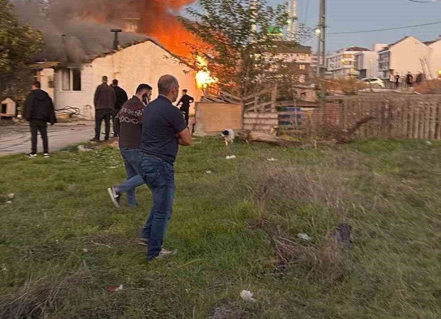 Arnavutköy’de gecekondu yangını itfaiye tarafından söndürüldü, can kaybı yok Arnavutköy Taşoluk Mahallesi'nde bir gecekondu akşam saatlerinde çıkan yangınla alevler