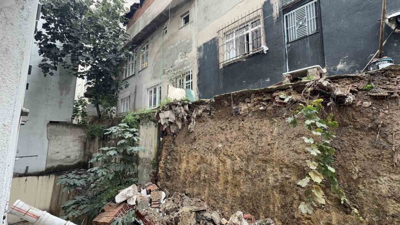 İstanbul'un Arnavutköy ilçesinde istinat duvarı henüz bilinmeyen bir sebepten çöktü,