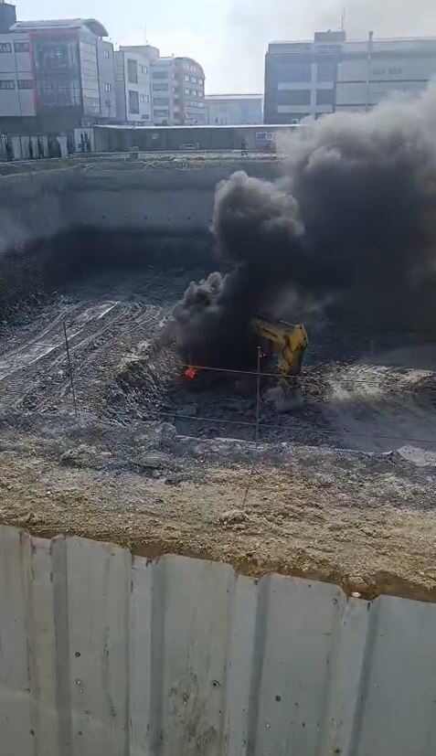 Arnavutköy’de İnşaat Alanında Yangın, İş Makinesi Kullanılamaz Hale Geldi