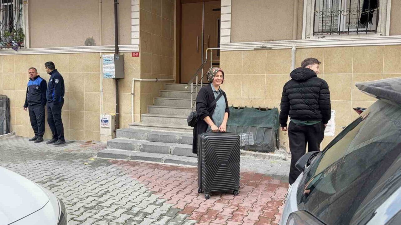 Arnavutköy'de sabah saatlerinde çöken istinat duvarı, iki binada hasara yol