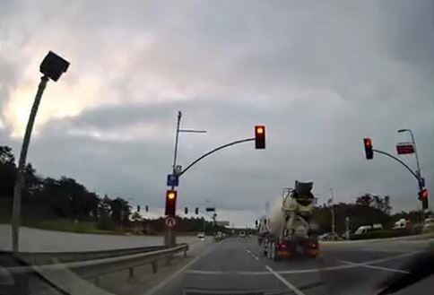 İstanbul'un Arnavutköy ilçesinde kırmızı ışıkta durmayan bir beton mikseri, kavşaktan