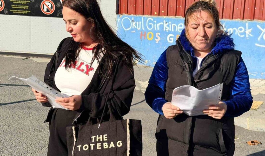İstanbul Arnavutköy'deki Bolluca İlkokulu önünde, okul saatlerinde yaşanan trafik yoğunluğu