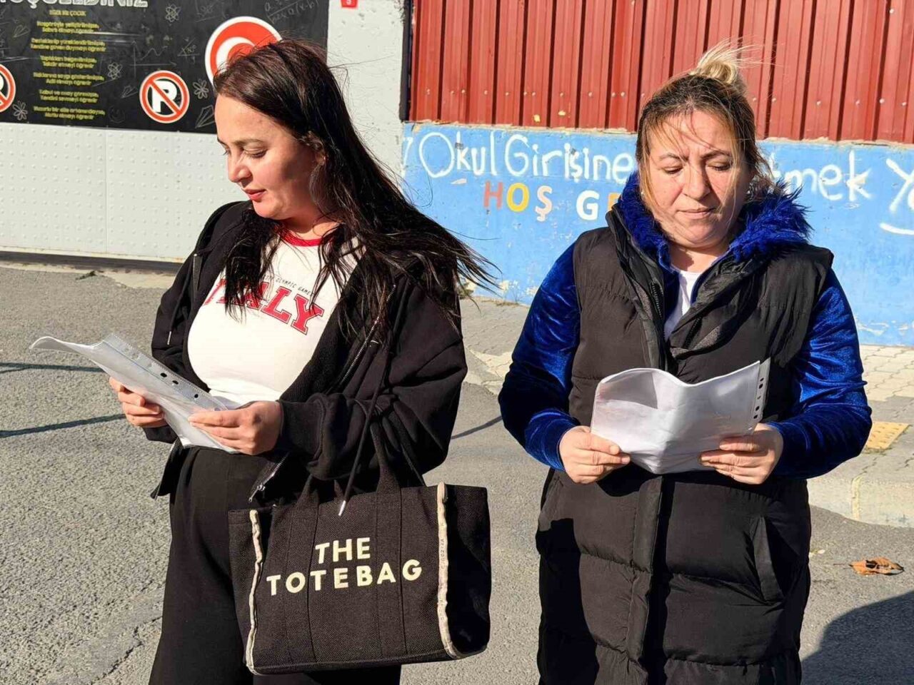 İstanbul Arnavutköy'deki Bolluca İlkokulu önünde, okul saatlerinde yaşanan trafik yoğunluğu