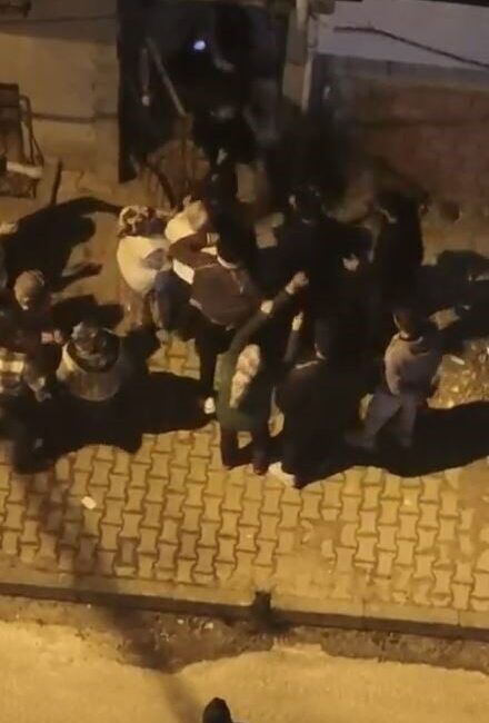 Arnavutköy’de Gürültü İddiasıyla İki Gruplar Arasında Kavga Çıktı: O Anlar Kameralara Yansıdı Arnavutköy'de iki komşu grup, gürültü yüzünden tartışarak kavgaya tutuştu. Sopalarla,