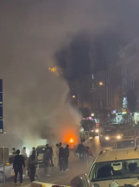 İstanbul'un Arnavutköy ilçesinde seyir halindeki bir servis aracının motorundan çıkan