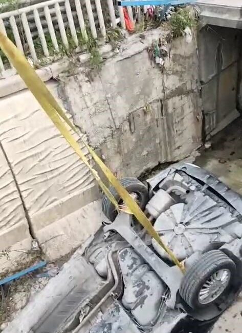 İstanbul Arnavutköy'de bir otomobil sürücüsünün kontrolü kaybetmesi sonucu yol kenarındaki