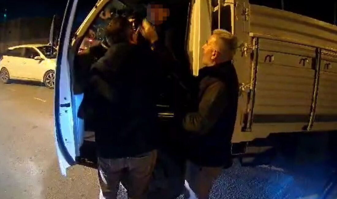 Arnavutköy’de Trafik Tartışması Kavgaya Dönüşerek Motosiklet Sürücüsüne Şiddet Uygulandı İstanbul Arnavutköy'de bir trafikte tartışma, kamyonet şoförü Y.D.'nin motosiklet sürücüsüne