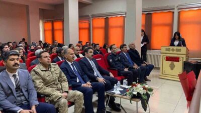 Kars'ın Arpaçay ilçesinde 24 Kasım Öğretmenler Günü, Atatürk Anıtı'na çelenk