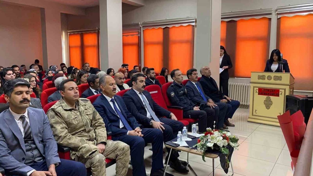 Kars'ın Arpaçay ilçesinde 24 Kasım Öğretmenler Günü, Atatürk Anıtı'na çelenk