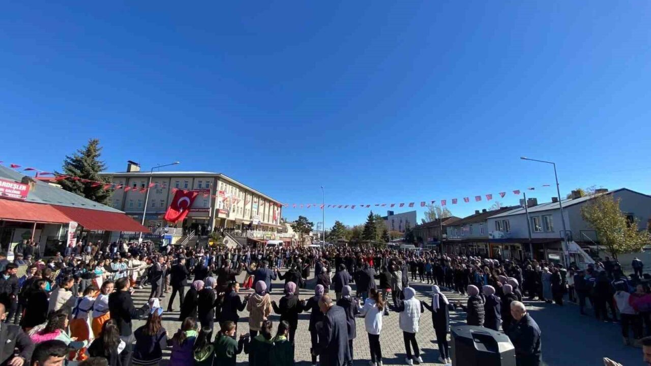 Kars'ın Arpaçay ilçesi, düşman işgalinden kurtuluşunun 105. yılını Cumhuriyet Caddesi'nde
