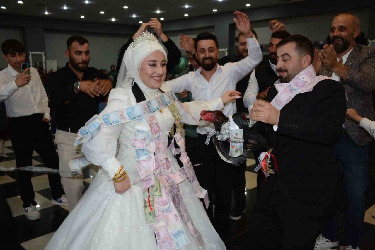 Artvin’de Düğünde Damada Hediye Olarak Canlı Tavuk ve Horoz Sunuldu