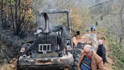 Artvin'in Borçka ilçesindeki Demirciler köyünde bir iş makinesi yanarak kullanılamaz