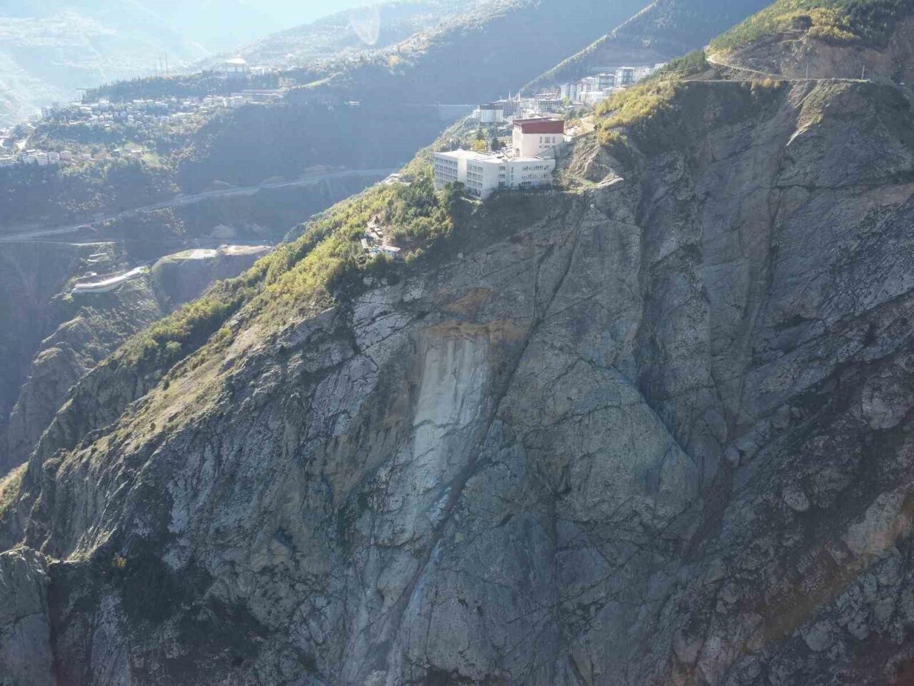 Artvin'de Ayhan Şahenk Anadolu Lisesi'nin altından kopan dev kaya, Çoruh