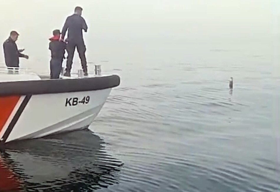 Artvin'in Hopa açıklarında balıkçılar, su yüzeyinde tanımlanamayan bir cisimle karşılaştı.