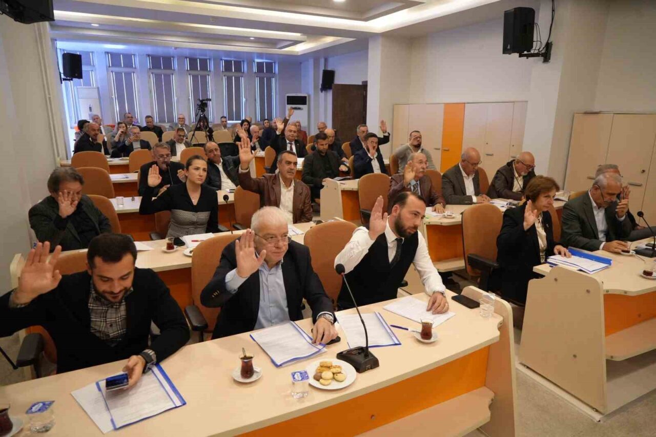 Atakum Belediye Meclisi'nde görüşülen maddeler arasında, belediye çalışanlarına ödenmeyen maaşlar