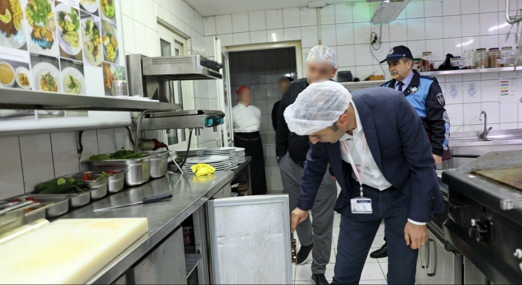 Ataşehir Belediyesi, gıda zehirlenmesi vakalarındaki artışa karşı denetimlerini sıklaştırdı.