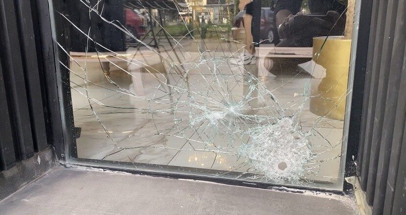 Ataşehir'de Sevim Alan isimli güzellik merkezine motosikletle gelen iki kişi,